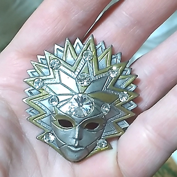 MYSTICAL VINTAGE MASK BROOCH - Picture 4 of 4